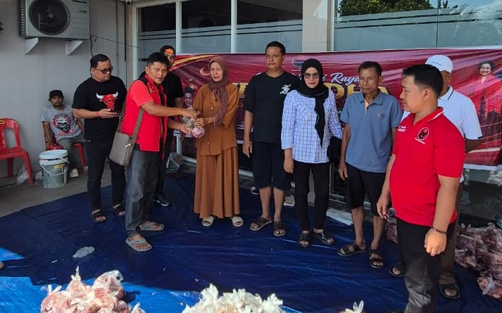 Pupuk Persaudaraan dan Kemanusiaan Banteng Labura Bagikan Daging Qurban