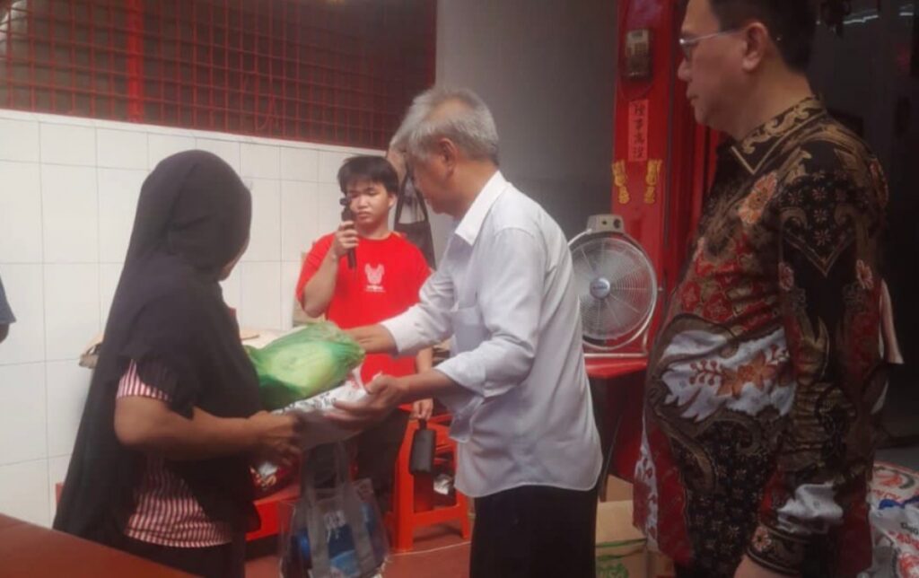 Kunjungi Kelenteng Guan Shi Pho Guan Shui Tien, Hasyim Bagikan Sembako ke Masyarakat Prasejahtera
