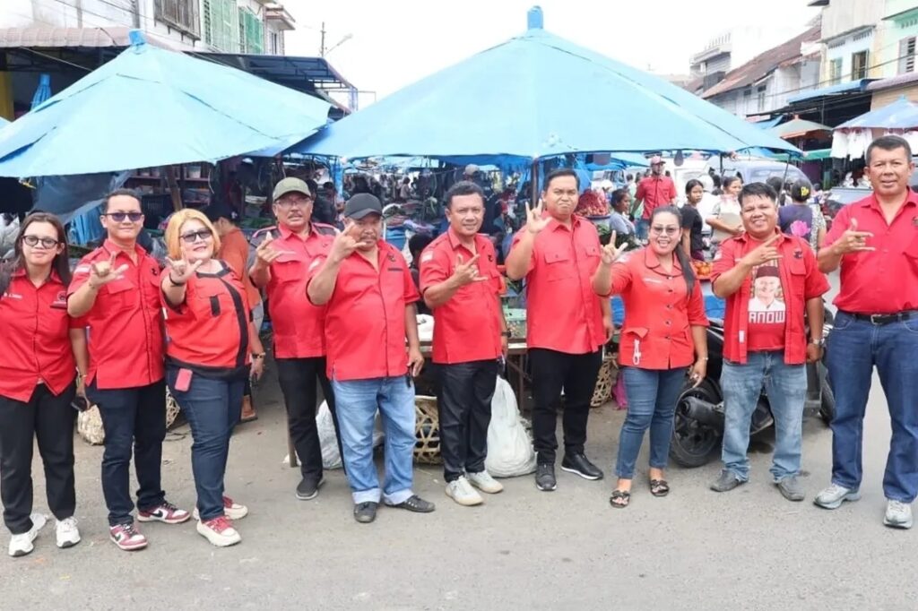 Peringati Harlah Bung Karno, PDI Perjuangan Siantar Bagi-bagi Paket Makan Siang Ke Masyarakat
