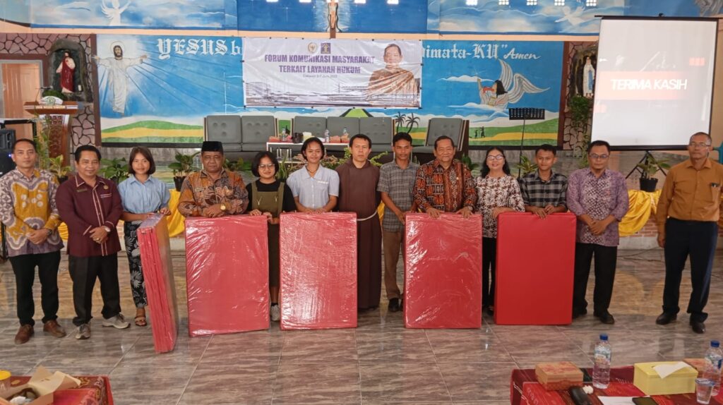 PDI Perjuangan Sumut Bantu Siswa SMAK Kasur Portable Untuk Asrama